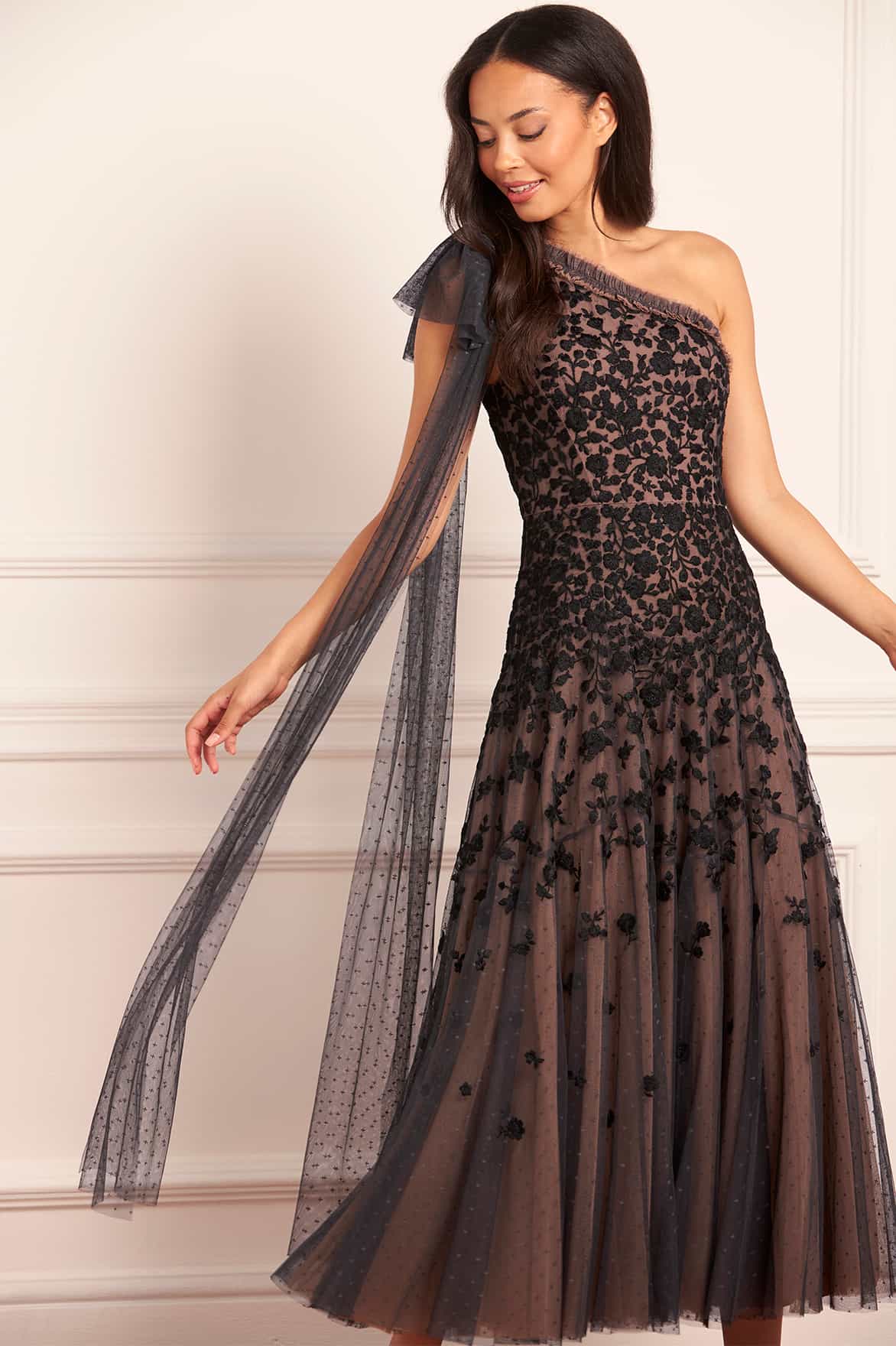Needle & Thread Sylvia Rose One-Shoulder sukienka czarna z kokardą