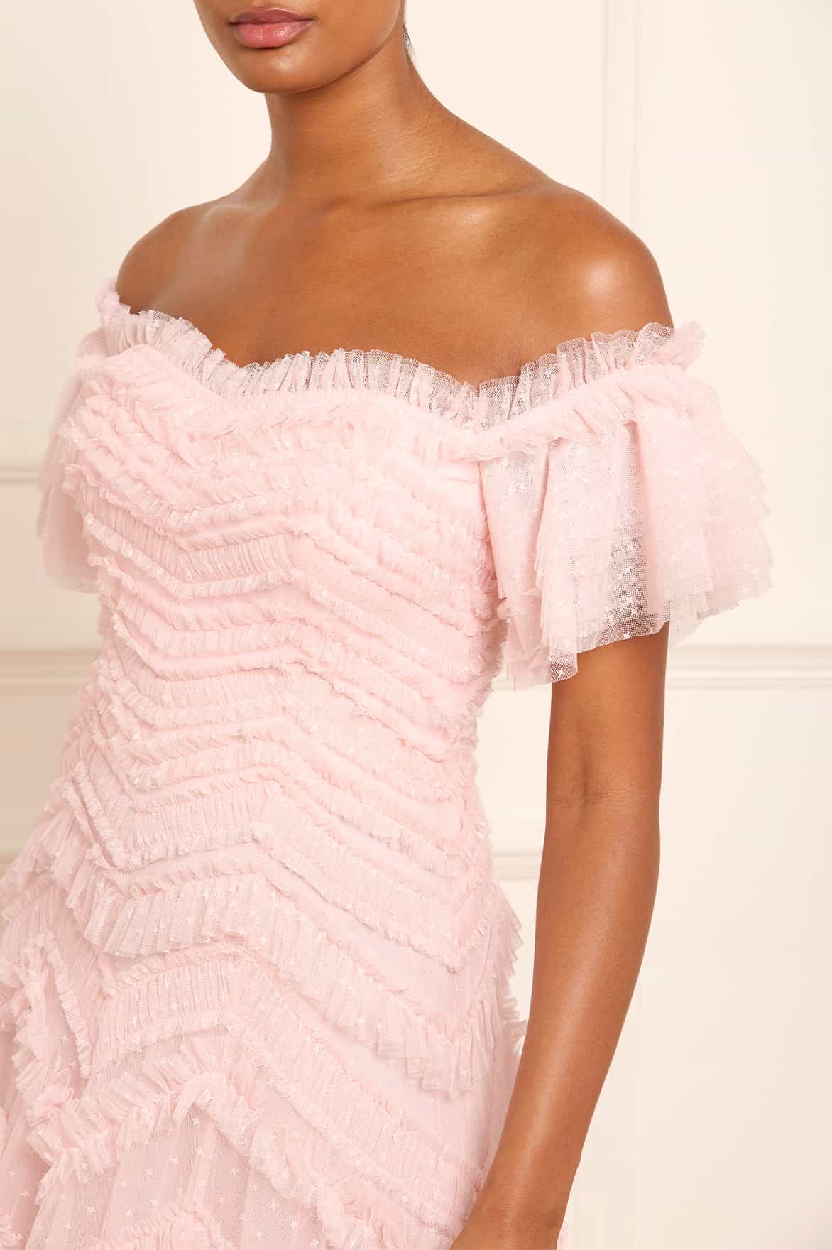 Needle & Thread Elia Off-Shoulder Gown sukienka róż falbany