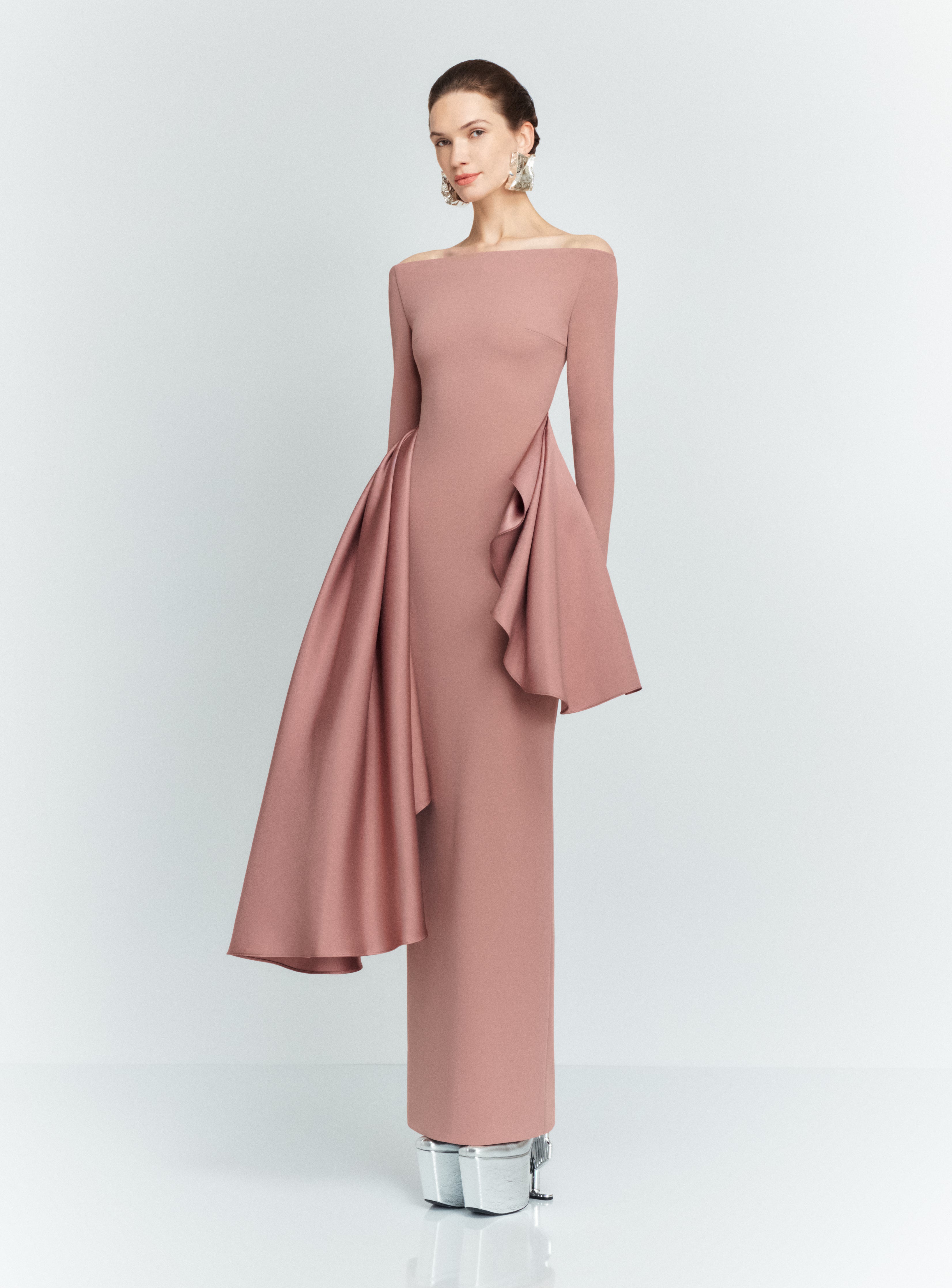 Solace London Kiana sukienka wieczorowa cocoa odkryte ramiona