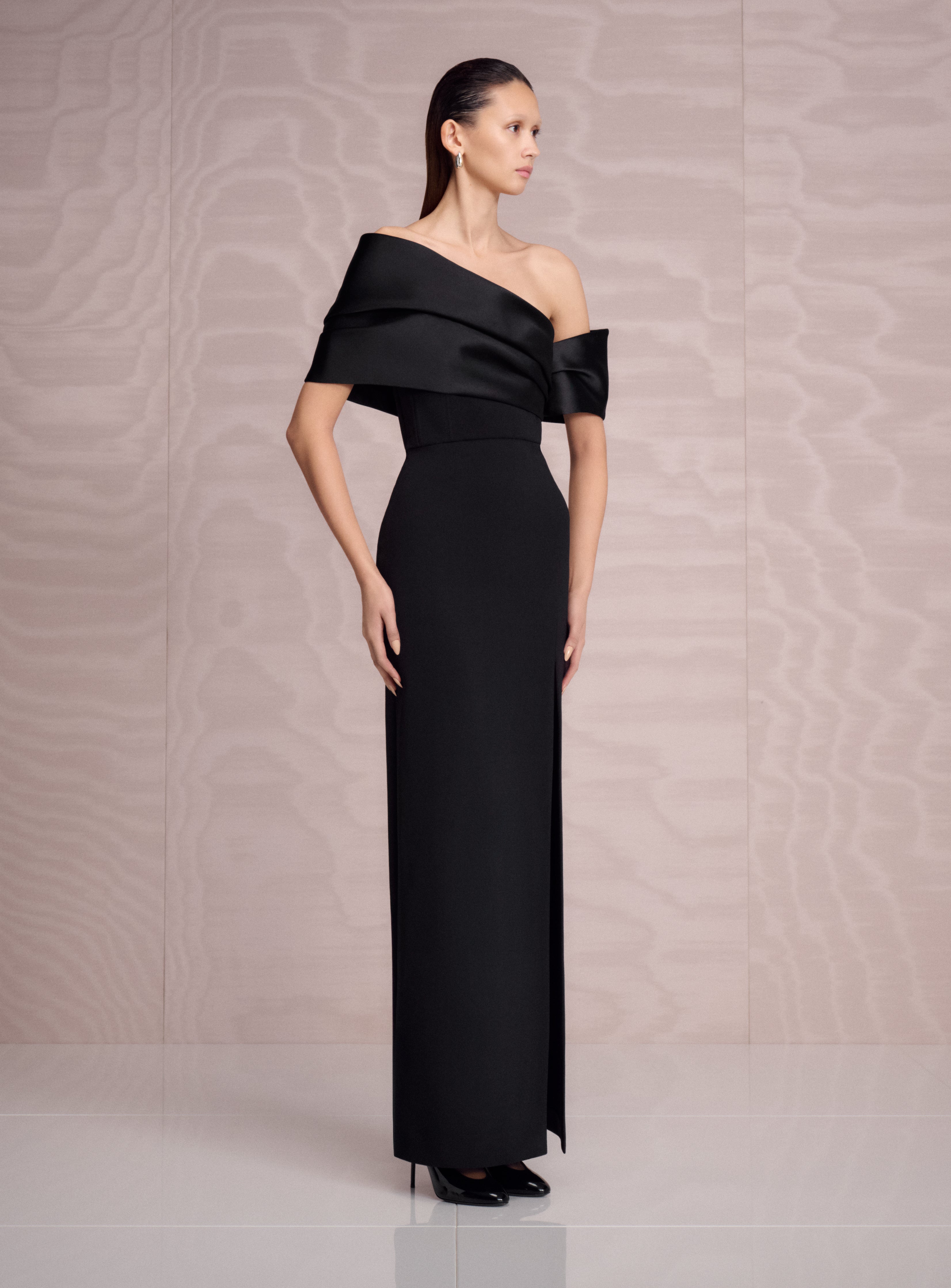 Solace London Alexis sukienka maxi czarna odkryte ramiona