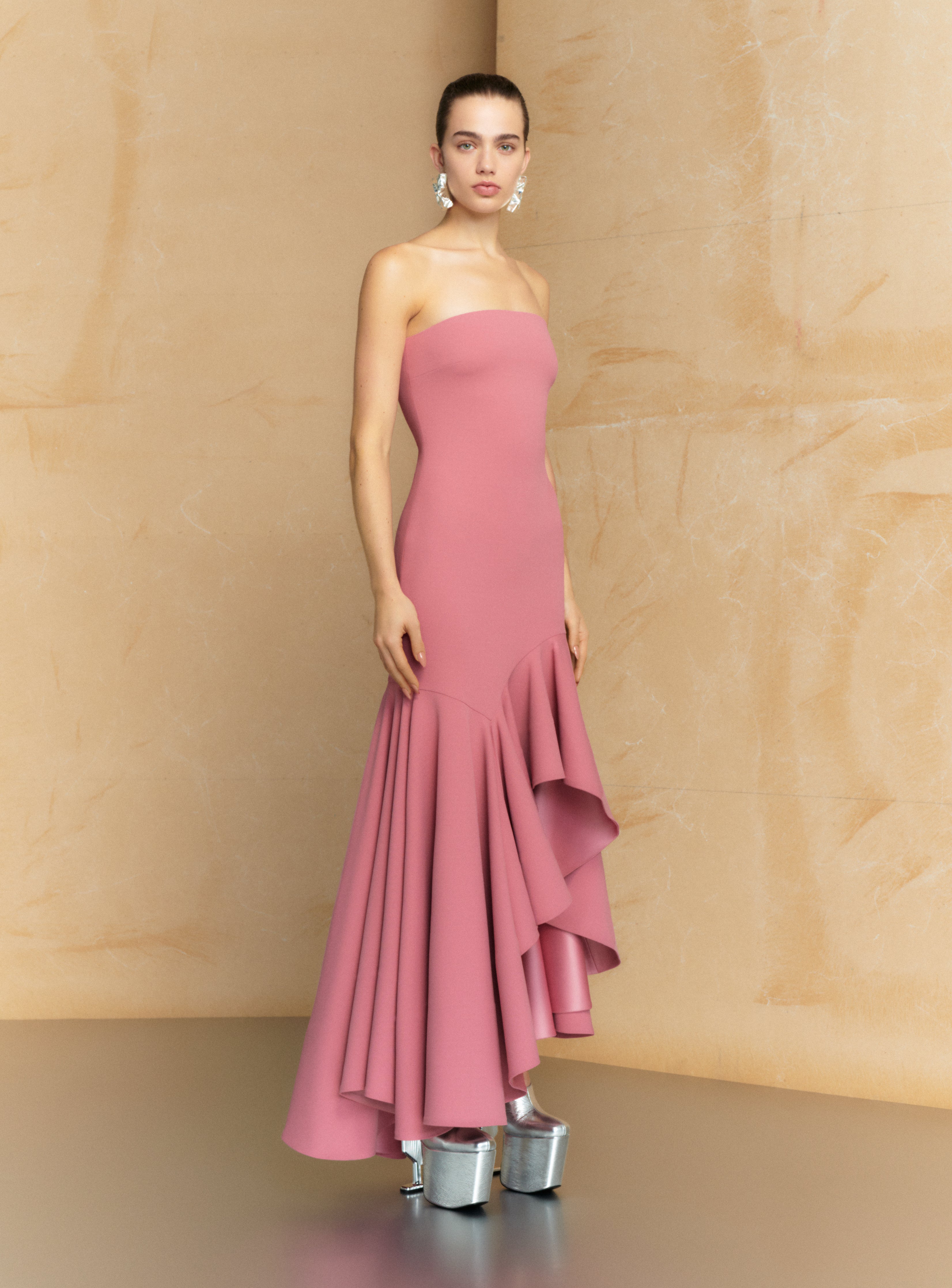 Solace London Hani sukienka maxi Peony Pink bez ramiączek
